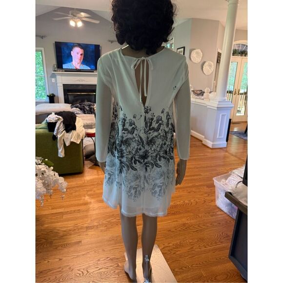 UA Kimchi Blue White Gray Floral Raw Edge Long Sleeve Mini Dress sz S NWOT - Picture 5 of 6